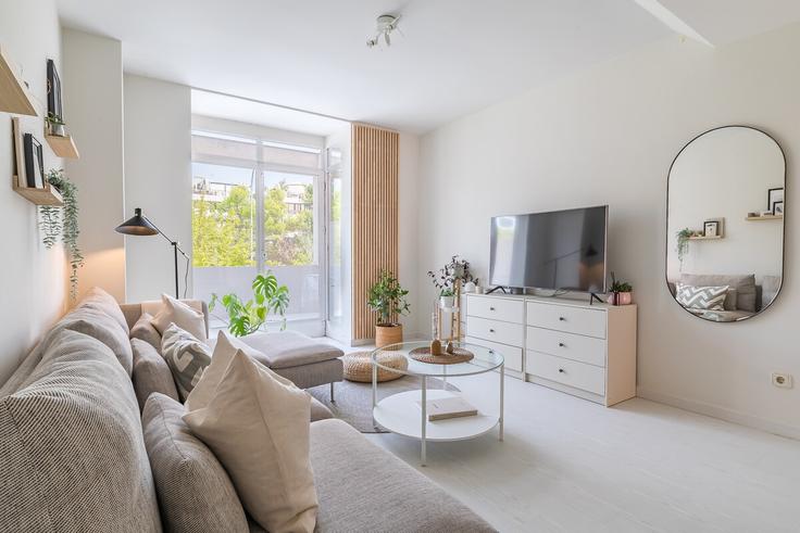 Building Avenida de Europa - 1oo1exceptionalstays - 1353195 adresindeki bir dairede modern mobilyalarla zarif bir şekilde tasarlanmış oturma odası Moncloa - Aravaca, Madrid