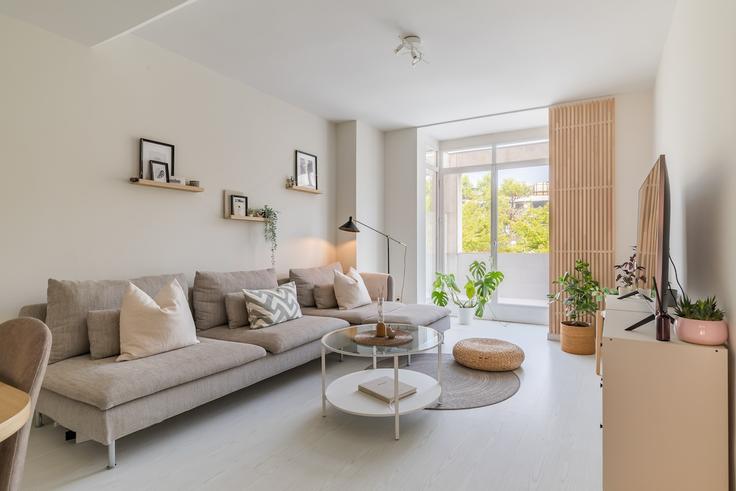 Elegante sala de estar con mobiliario moderno en un apartamento en Building Avenida de Europa - 1oo1exceptionalstays - 1353195 en Moncloa - Aravaca, Madrid