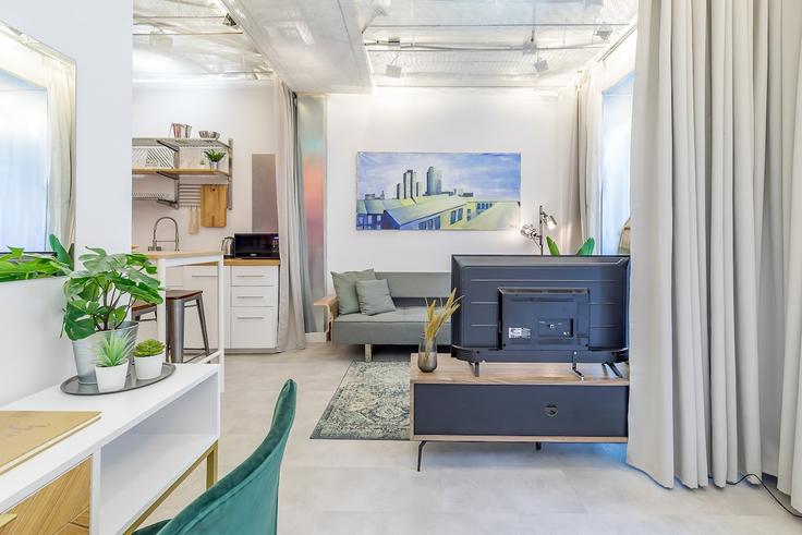 Elegant gestaltetes Wohnzimmer mit moderner Einrichtung in einer Wohnung im Building Calle de Manzanares - 1oo1exceptionalstays - 1473099 in Arganzuela, Madrid