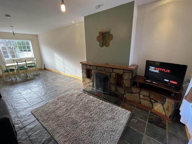 Building Oakcourt Grove - 1roomnow - 1331190 adresindeki bir dairede modern mobilyalarla zarif bir şekilde tasarlanmış oturma odası South Dublin, Dublin