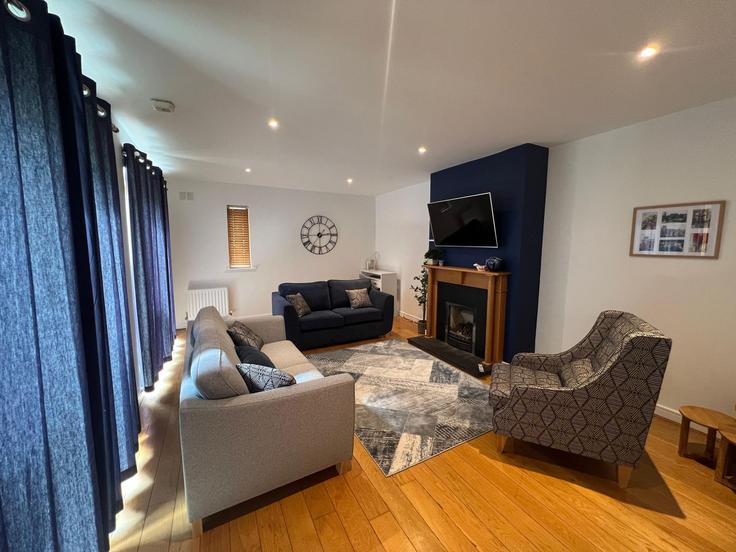 Sala de estar elegantemente projetada com móveis modernos em um apartamento no Building Howth Road - 1roomnow - 1331180 em Dublin City, Dublin Sala de estar elegantemente projetada com móveis modernos em um apartamento no Building Howth Road - 1roomnow - 1331180 em Dublin City, Dublin