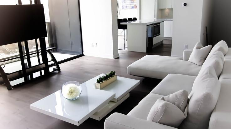 Old Toronto, Toronto에 위치한 Building Wellington Street West - 2574902-ontario-inc - 1473322 유닛의 세련된 인테리어가 돋보이는 거실 Old Toronto, Toronto에 위치한 Building Wellington Street West - 2574902-ontario-inc - 1473322 유닛의 세련된 인테리어가 돋보이는 거실