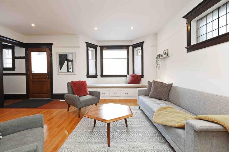 Elegant gestaltetes Wohnzimmer mit moderner Einrichtung in einer Wohnung im Building Glen Gordon Road - 2574902-ontario-inc - 1513099 in Old Toronto, Toronto