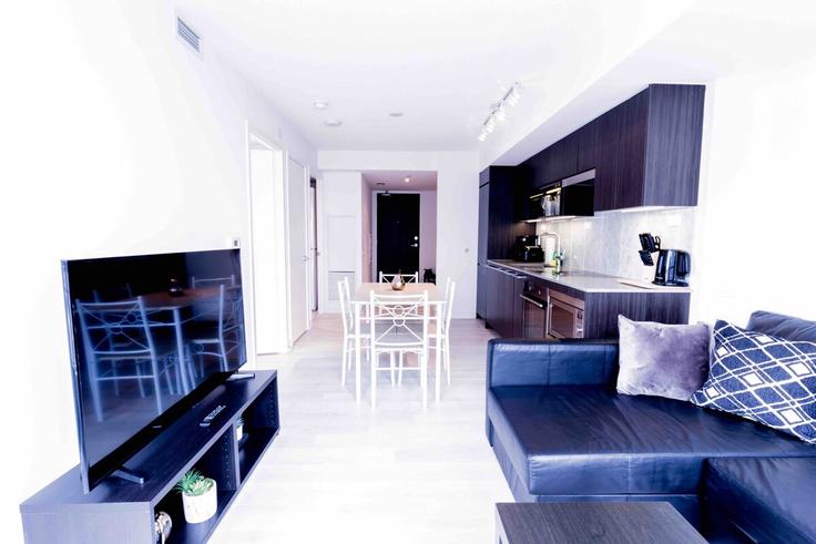 Elegante sala de estar con mobiliario moderno en un apartamento en Building Dan Leckie Way - 2574902-ontario-inc - 1473320 en Old Toronto, Toronto