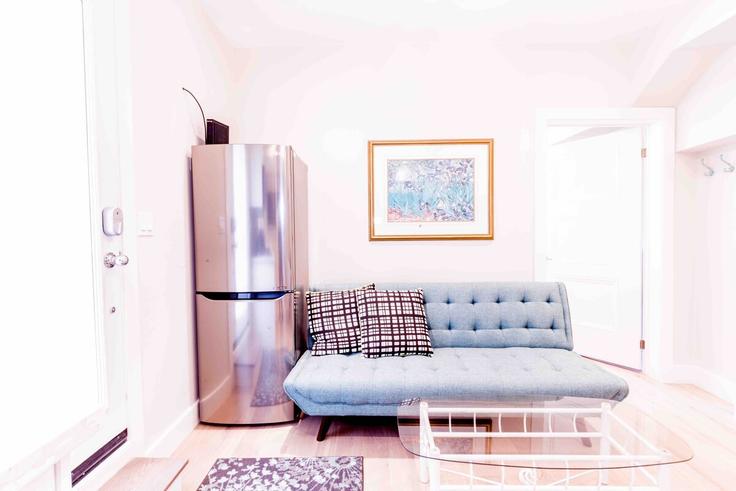 Building Euclid Avenue - 2574902-ontario-inc - 1513080 adresindeki bir dairede modern mobilyalarla zarif bir şekilde tasarlanmış oturma odası Old Toronto, Toronto