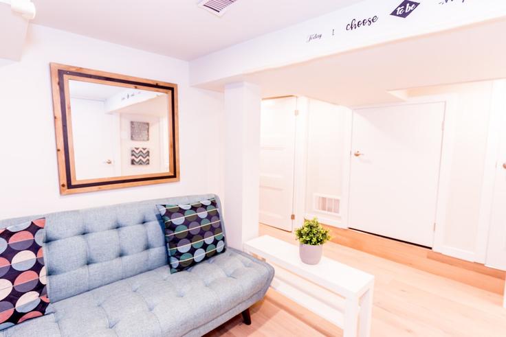 Building Robinson Street - 2574902-ontario-inc - 1514106 adresindeki bir dairede modern mobilyalarla zarif bir şekilde tasarlanmış oturma odası Old Toronto, Toronto