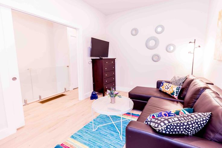 Building Euclid Avenue - 2574902-ontario-inc - 1514104 adresindeki bir dairede modern mobilyalarla zarif bir şekilde tasarlanmış oturma odası Old Toronto, Toronto