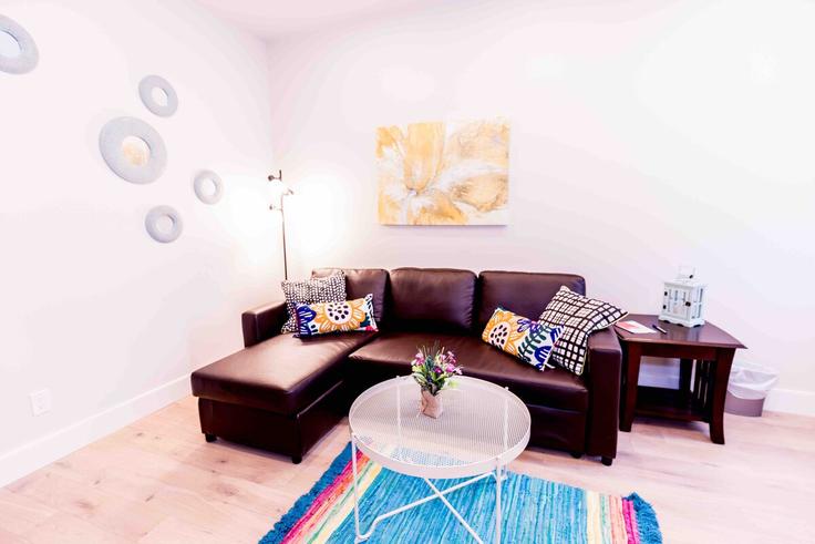 Salle de séjour élégante avec mobilier moderne dans un appartement à Building Euclid Avenue - 2574902-ontario-inc - 1514104 à Old Toronto, Toronto Salle de séjour élégante avec mobilier moderne dans un appartement à Building Euclid Avenue - 2574902-ontario-inc - 1514104 à Old Toronto, Toronto