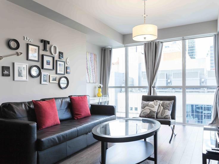 Salle de séjour élégante avec mobilier moderne dans un appartement à Building Front Street West - 2574902-ontario-inc - 1513087 à Old Toronto, Toronto