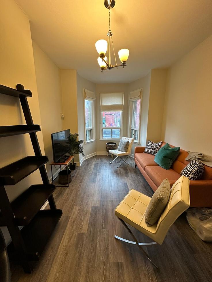 Salle de séjour élégante avec mobilier moderne dans un appartement à Building Manning Avenue - 2574902-ontario-inc - 1513117 à Old Toronto, Toronto