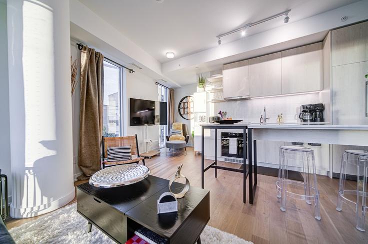 Salle de séjour élégante avec mobilier moderne dans un appartement à Building Blantyre Avenue - 2574902-ontario-inc - 1513079 à Scarborough, Toronto