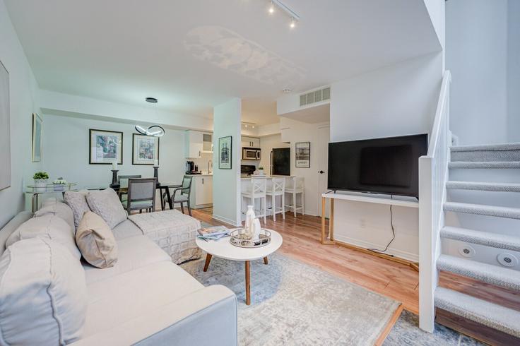 Salle de séjour élégante avec mobilier moderne dans un appartement à Building Pirandello Street - 2574902-ontario-inc - 1513128 à Old Toronto, Toronto