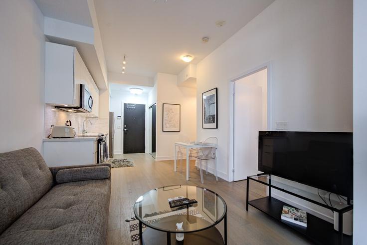 Etobicoke, Toronto에 위치한 Building Lake Shore Boulevard West - 2574902-ontario-inc - 1513118 유닛의 세련된 인테리어가 돋보이는 거실