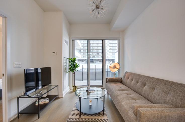 Salle de séjour élégante avec mobilier moderne dans un appartement à Building Lake Shore Boulevard West - 2574902-ontario-inc - 1513118 à Etobicoke, Toronto