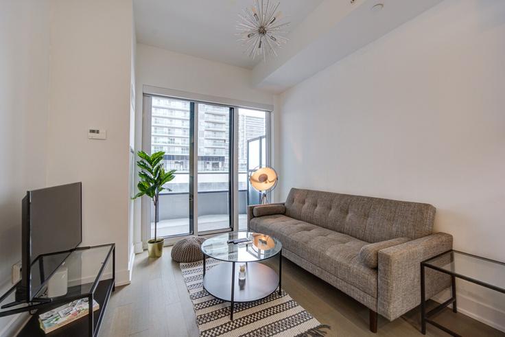 Sala de estar elegantemente projetada com móveis modernos em um apartamento no Building Lake Shore Boulevard West - 2574902-ontario-inc - 1513118 em Etobicoke, Toronto