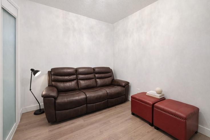 Building Sheppard Avenue East - 2574902-ontario-inc - 1514635 adresindeki bir dairede modern mobilyalarla zarif bir şekilde tasarlanmış oturma odası North York, Toronto