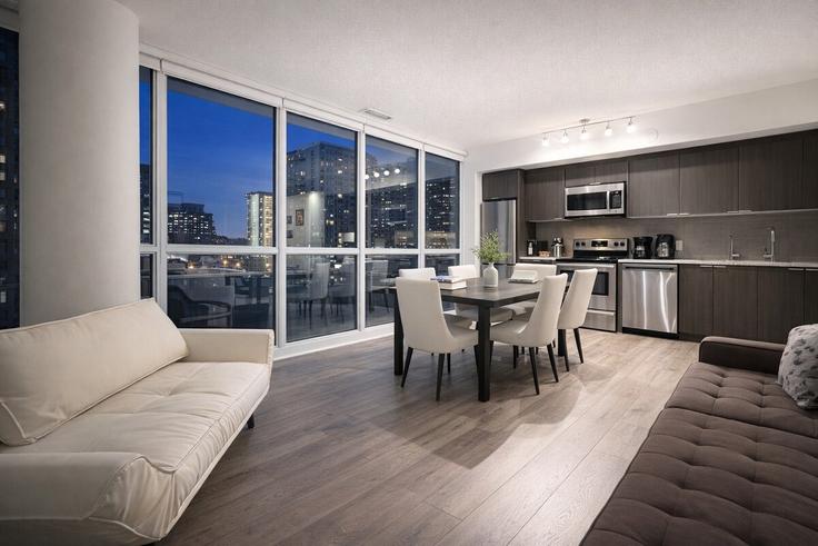 Elegant gestaltetes Wohnzimmer mit moderner Einrichtung in einer Wohnung im Building Sheppard Avenue East - 2574902-ontario-inc - 1514635 in North York, Toronto