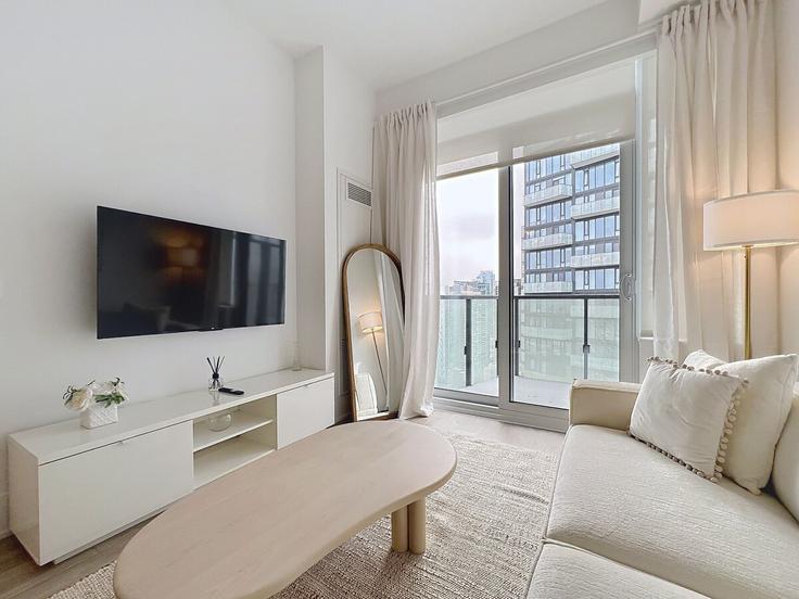 Elegant gestaltetes Wohnzimmer mit moderner Einrichtung in einer Wohnung im Building Front Street West - 2574902-ontario-inc - 1524910 in Old Toronto, Toronto