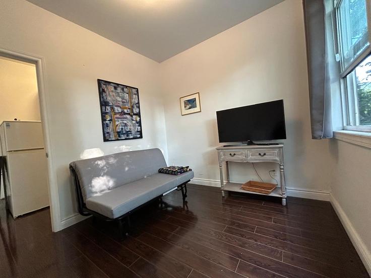 Sala de estar elegantemente projetada com móveis modernos em um apartamento no Building Madison Avenue - 2574902-ontario-inc - 1492961 em Old Toronto, Toronto