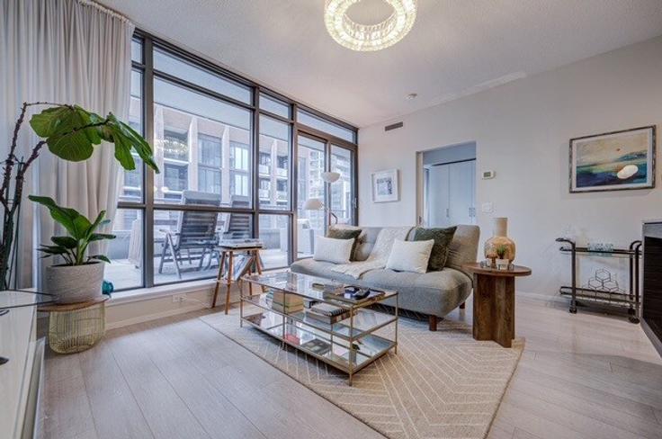 Sala de estar elegantemente projetada com móveis modernos em um apartamento no Building Charlotte Street - 2574902-ontario-inc - 1513074 em Old Toronto, Toronto Sala de estar elegantemente projetada com móveis modernos em um apartamento no Building Charlotte Street - 2574902-ontario-inc - 1513074 em Old Toronto, Toronto
