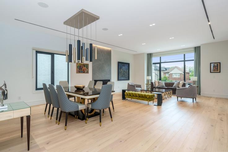 Elegant gestaltetes Wohnzimmer mit moderner Einrichtung in einer Wohnung im Building Bessborough Drive - 2574902-ontario-inc - 1513081 in East York, Toronto