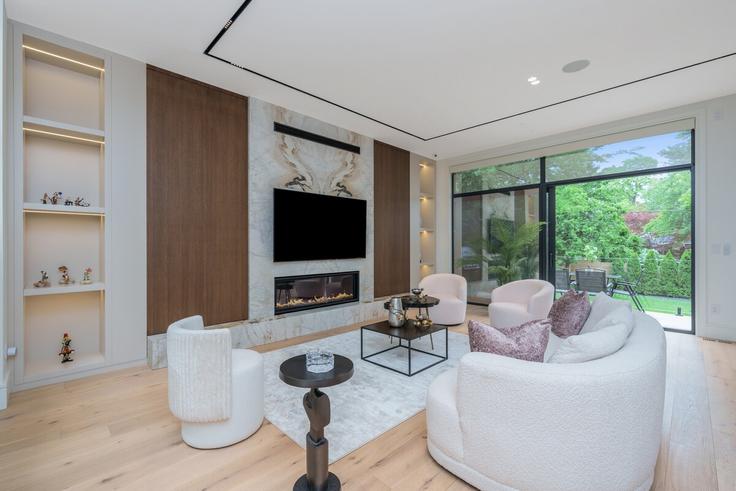 Salle de séjour élégante avec mobilier moderne dans un appartement à Building Bessborough Drive - 2574902-ontario-inc - 1513081 à East York, Toronto Salle de séjour élégante avec mobilier moderne dans un appartement à Building Bessborough Drive - 2574902-ontario-inc - 1513081 à East York, Toronto