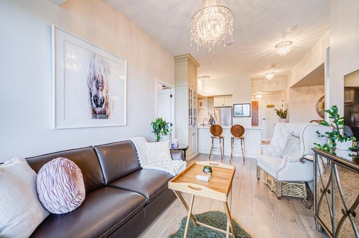 Etobicoke, Toronto에 위치한 Building Marine Parade Drive - 2574902-ontario-inc - 1513122 유닛의 세련된 인테리어가 돋보이는 거실