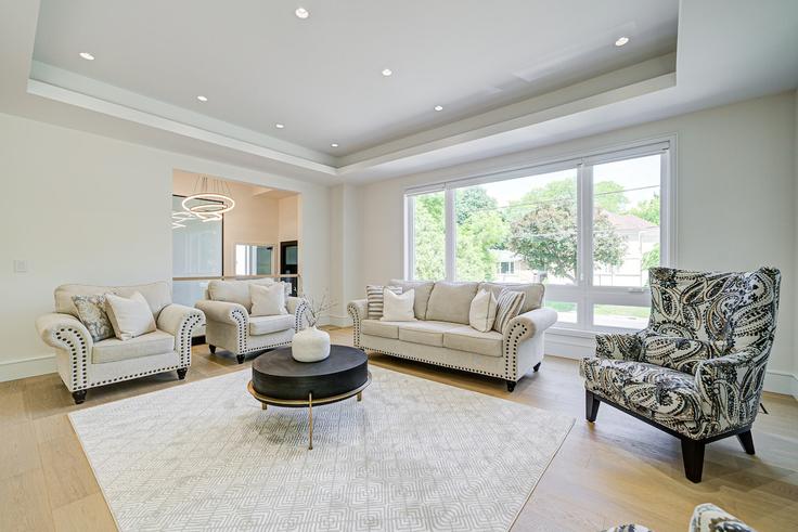 North York, Toronto에 위치한 Building Johnston Avenue - 2574902-ontario-inc - 1513120 유닛의 세련된 인테리어가 돋보이는 거실