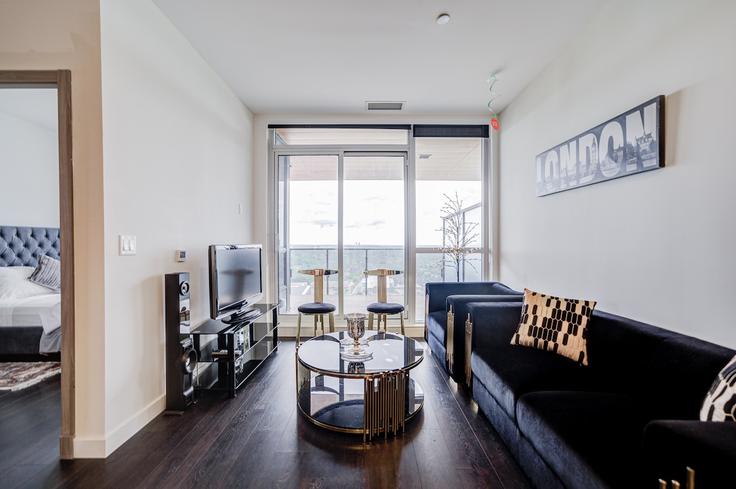 Salle de séjour élégante avec mobilier moderne dans un appartement à Building Woodsworth Road - 2574902-ontario-inc - 1513126 à North York, Toronto