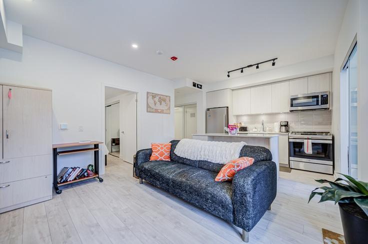 Salle de séjour élégante avec mobilier moderne dans un appartement à Building Queensbury Avenue - 2574902-ontario-inc - 1513085 à Scarborough, Toronto