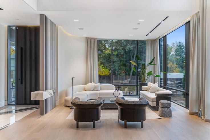 Elegant gestaltetes Wohnzimmer mit moderner Einrichtung in einer Wohnung im Building Hedgewood Road - 2574902-ontario-inc - 1513077 in North York, Toronto