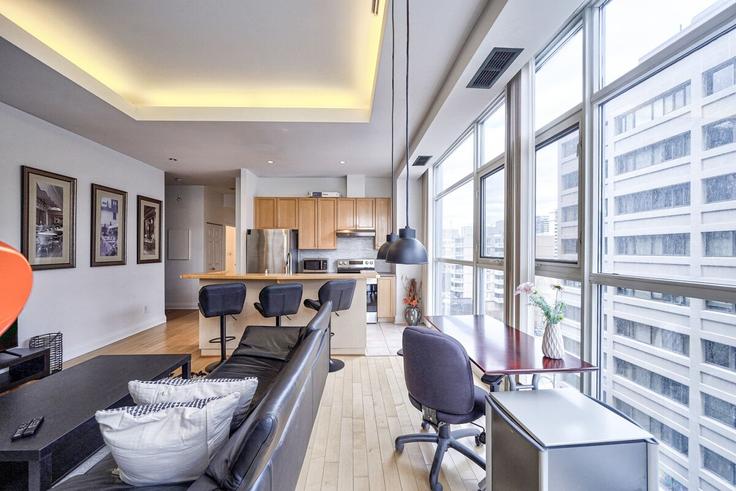 Sala de estar elegantemente projetada com móveis modernos em um apartamento no Building Wellesley Street East - 2574902-ontario-inc - 1513104 em Old Toronto, Toronto