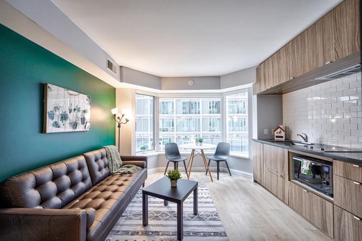 Salle de séjour élégante avec mobilier moderne dans un appartement à Building Yorkville Avenue - 2574902-ontario-inc - 1513145 à Old Toronto, Toronto