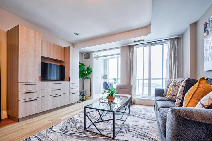Old Toronto, Toronto에 위치한 Building Martin Goodman Trail - 2574902-ontario-inc - 1513106 유닛의 세련된 인테리어가 돋보이는 거실 Old Toronto, Toronto에 위치한 Building Martin Goodman Trail - 2574902-ontario-inc - 1513106 유닛의 세련된 인테리어가 돋보이는 거실
