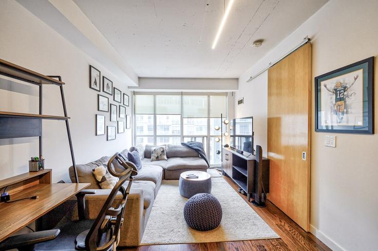 Building Shaw Street - 2574902-ontario-inc - 1513107 adresindeki bir dairede modern mobilyalarla zarif bir şekilde tasarlanmış oturma odası Old Toronto, Toronto Building Shaw Street - 2574902-ontario-inc - 1513107 adresindeki bir dairede modern mobilyalarla zarif bir şekilde tasarlanmış oturma odası Old Toronto, Toronto