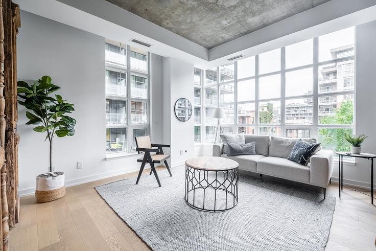 Elegant gestaltetes Wohnzimmer mit moderner Einrichtung in einer Wohnung im Building Camden Street - 2574902-ontario-inc - 1374798 in Old Toronto, Toronto