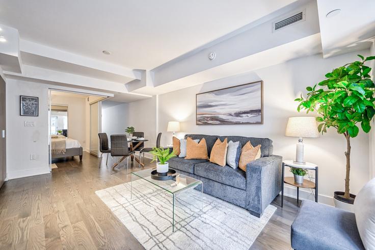 Building Saint Joseph Street - 2574902-ontario-inc - 1513142 adresindeki bir dairede modern mobilyalarla zarif bir şekilde tasarlanmış oturma odası Old Toronto, Toronto Building Saint Joseph Street - 2574902-ontario-inc - 1513142 adresindeki bir dairede modern mobilyalarla zarif bir şekilde tasarlanmış oturma odası Old Toronto, Toronto