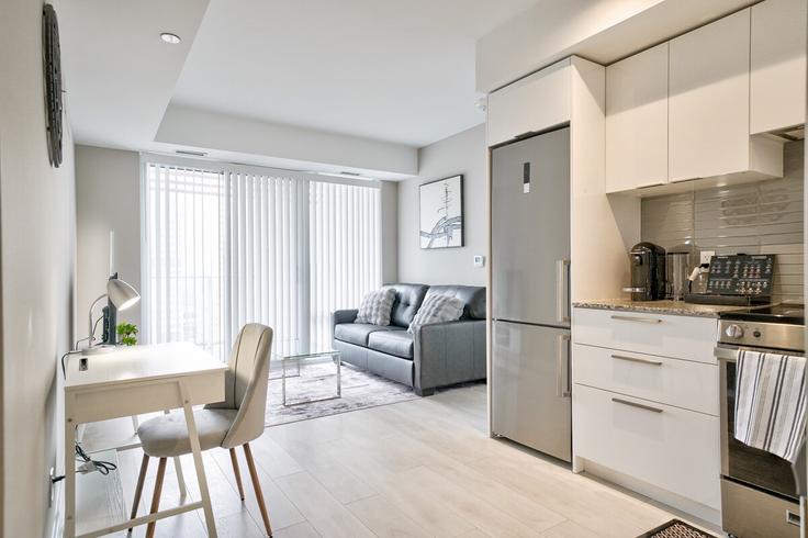 Sala de estar elegantemente projetada com móveis modernos em um apartamento no Building Maitland Terrace - 2574902-ontario-inc - 1513113 em Old Toronto, Toronto