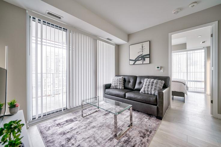 Salle de séjour élégante avec mobilier moderne dans un appartement à Building Maitland Terrace - 2574902-ontario-inc - 1513113 à Old Toronto, Toronto