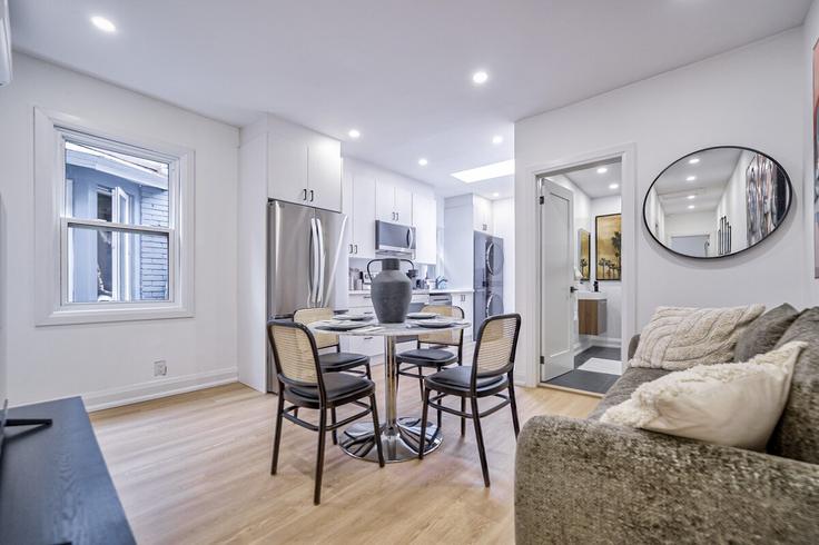 Elegant gestaltetes Wohnzimmer mit moderner Einrichtung in einer Wohnung im Building Maria Street - 2574902-ontario-inc - 1513114 in Old Toronto, Toronto