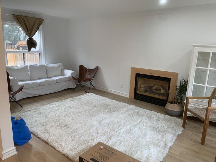 Salle de séjour élégante avec mobilier moderne dans un appartement à Building Touraine Avenue - 2574902-ontario-inc - 1513150 à North York, Toronto