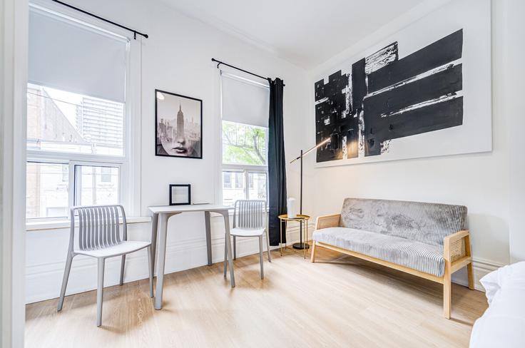 Elegant gestaltetes Wohnzimmer mit moderner Einrichtung in einer Wohnung im Building Parliament Street - 2574902-ontario-inc - 1513141 in Old Toronto, Toronto