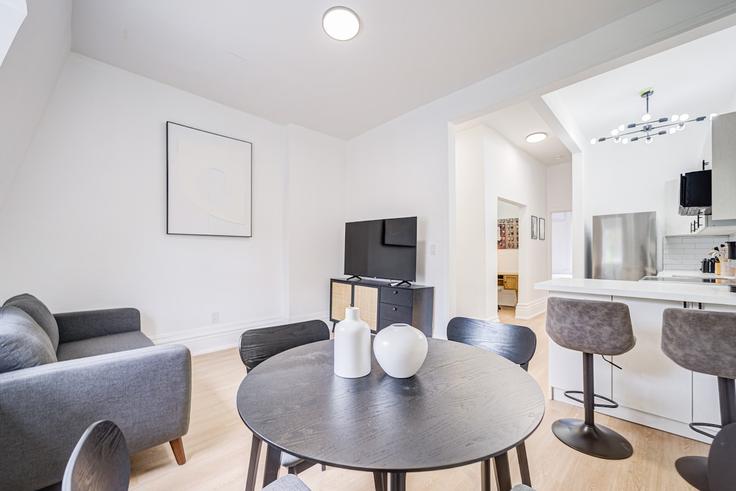 Salle de séjour élégante avec mobilier moderne dans un appartement à Building Richmond Street East - 2574902-ontario-inc - 1513124 à Old Toronto, Toronto