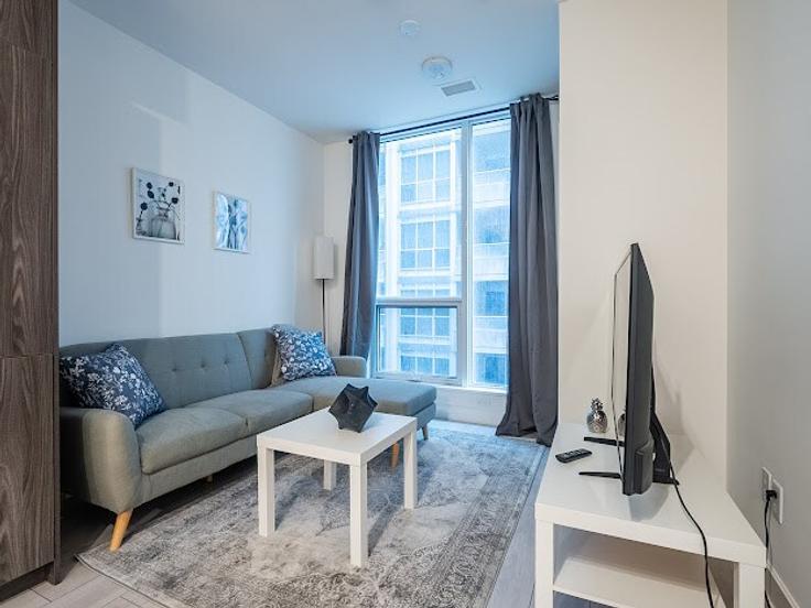Building Wellington Street West - 2574902-ontario-inc - 1513082 adresindeki bir dairede modern mobilyalarla zarif bir şekilde tasarlanmış oturma odası Old Toronto, Toronto Building Wellington Street West - 2574902-ontario-inc - 1513082 adresindeki bir dairede modern mobilyalarla zarif bir şekilde tasarlanmış oturma odası Old Toronto, Toronto