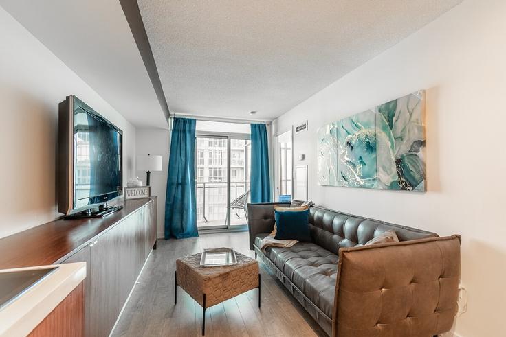 Elegante sala de estar con mobiliario moderno en un apartamento en Building Dan Leckie Way - 2574902-ontario-inc - 1513096 en Old Toronto, Toronto
