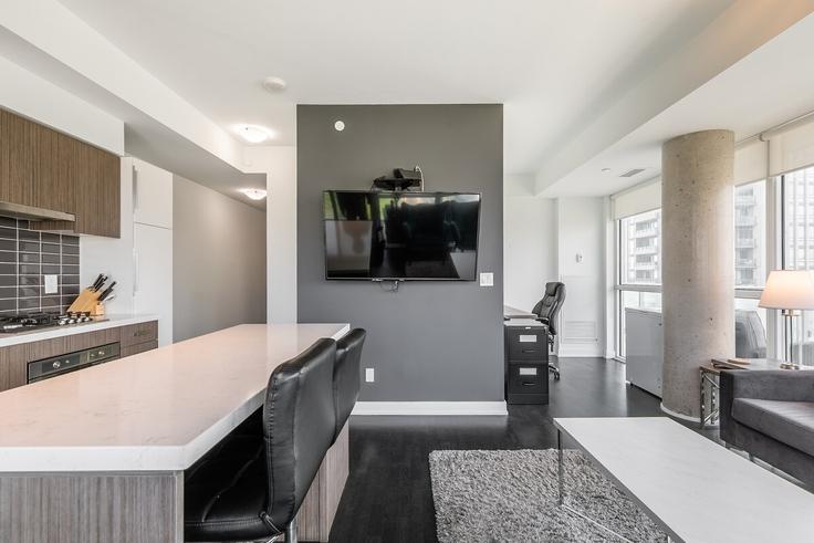Elegant gestaltetes Wohnzimmer mit moderner Einrichtung in einer Wohnung im Building Walmer Road - 2574902-ontario-inc - 1513072 in Old Toronto, Toronto Elegant gestaltetes Wohnzimmer mit moderner Einrichtung in einer Wohnung im Building Walmer Road - 2574902-ontario-inc - 1513072 in Old Toronto, Toronto