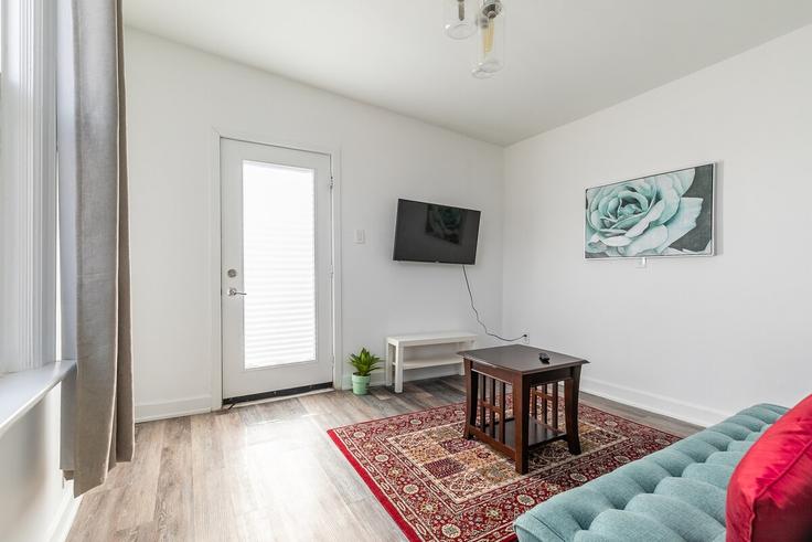 Sala de estar elegantemente projetada com móveis modernos em um apartamento no Building Manning Avenue - 2574902-ontario-inc - 1541013 em Old Toronto, Toronto Sala de estar elegantemente projetada com móveis modernos em um apartamento no Building Manning Avenue - 2574902-ontario-inc - 1541013 em Old Toronto, Toronto