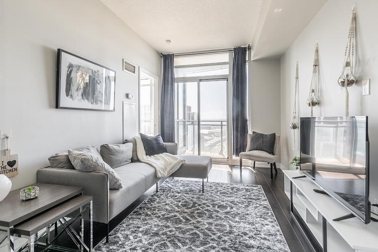 Building Fort York Boulevard - 2574902-ontario-inc - 1513094 adresindeki bir dairede modern mobilyalarla zarif bir şekilde tasarlanmış oturma odası Old Toronto, Toronto Building Fort York Boulevard - 2574902-ontario-inc - 1513094 adresindeki bir dairede modern mobilyalarla zarif bir şekilde tasarlanmış oturma odası Old Toronto, Toronto