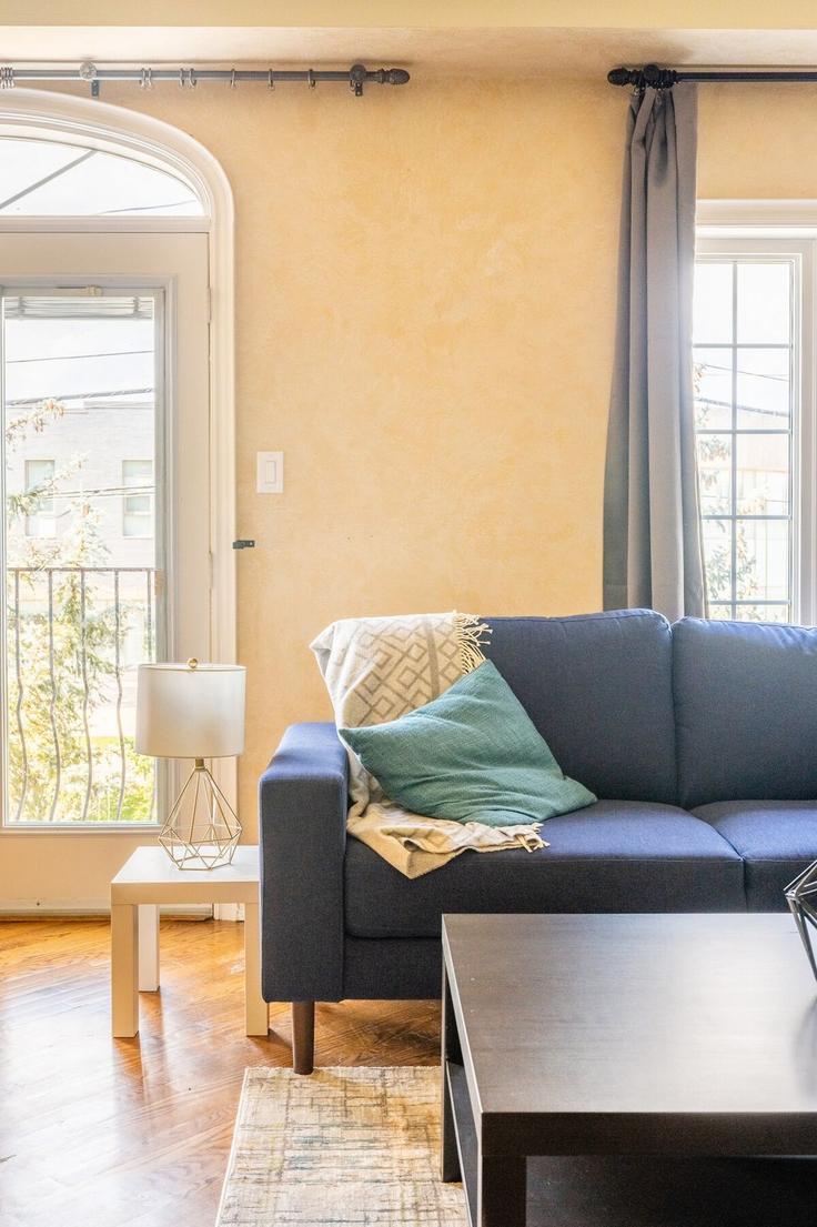 Salle de séjour élégante avec mobilier moderne dans un appartement à Building Cummer Avenue - 2574902-ontario-inc - 1513108 à North York, Toronto Salle de séjour élégante avec mobilier moderne dans un appartement à Building Cummer Avenue - 2574902-ontario-inc - 1513108 à North York, Toronto