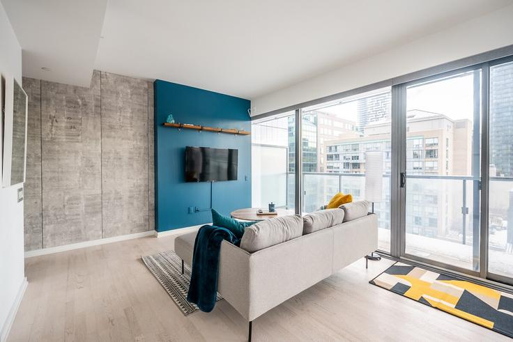 Elegant gestaltetes Wohnzimmer mit moderner Einrichtung in einer Wohnung im Building Church Street - 2574902-ontario-inc - 1513139 in Old Toronto, Toronto